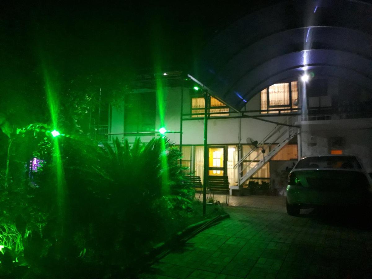 Гостевой Дом У Левы Hotel Gagra Bagian luar foto