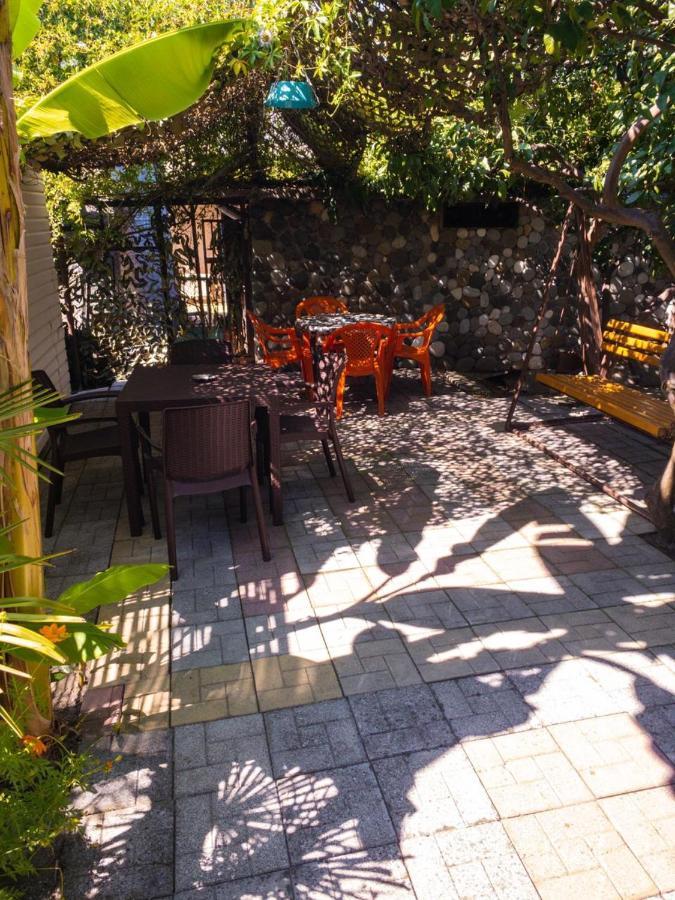 Гостевой Дом У Левы Hotel Gagra Bagian luar foto