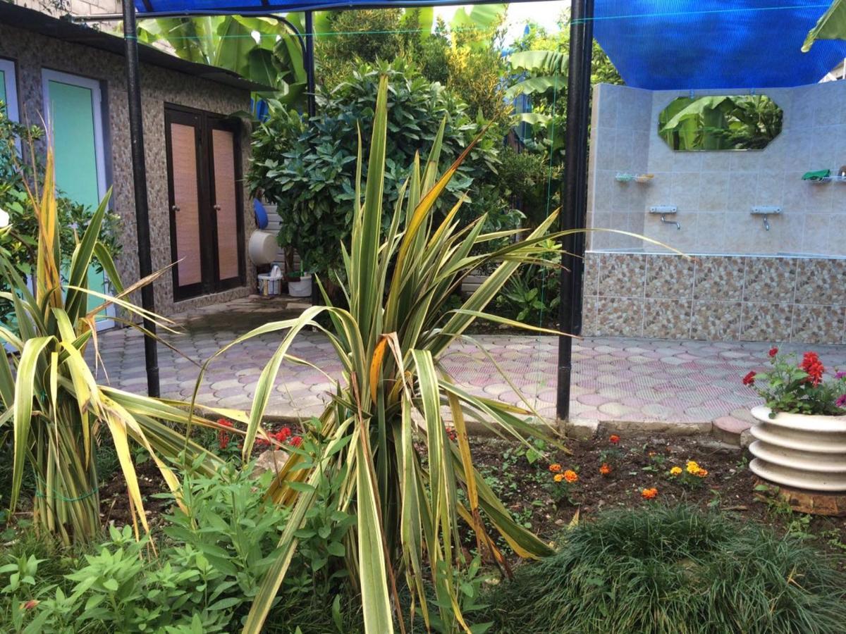 Гостевой Дом У Левы Hotel Gagra Bagian luar foto