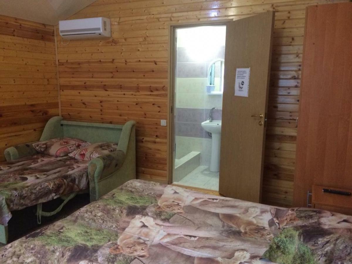 Гостевой Дом У Левы Hotel Gagra Bagian luar foto