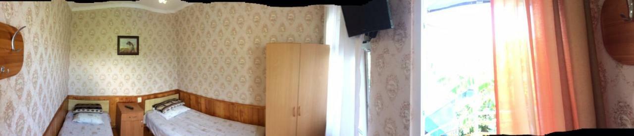 Гостевой Дом У Левы Hotel Gagra Bagian luar foto